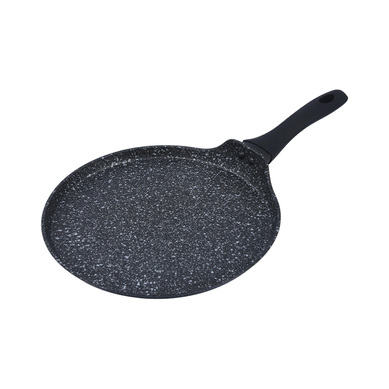 Taottu alumiininen pannukakku mustalla marmorilla